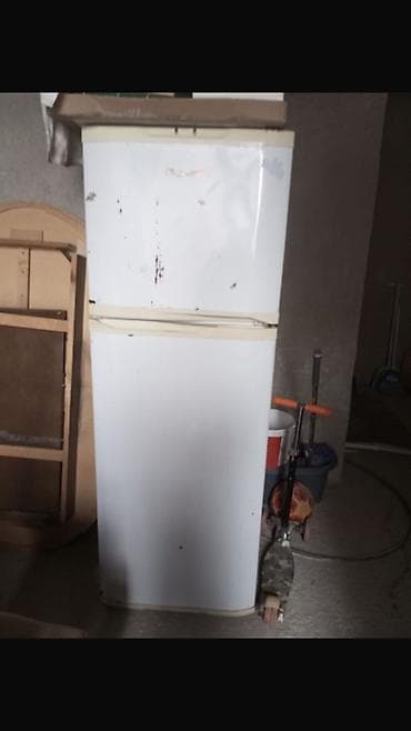 İki qapılı soyuducu - Üst hissədə ayrıca dondurucu bölmə, alt hissədə