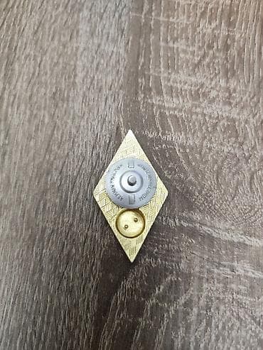 Sovet dövrünə aid ali məktəb nişanı (romb tipli). - Ön tərəfi — 2