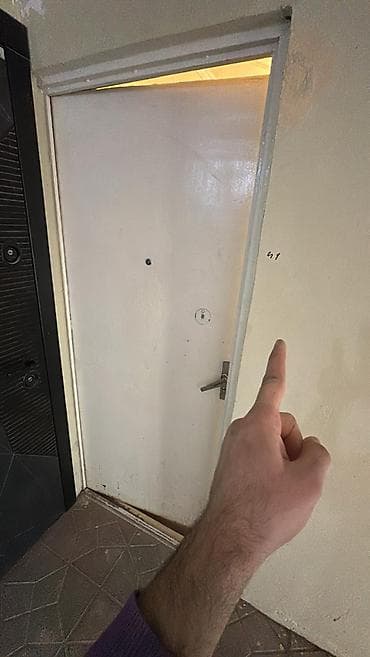 Крепежные изделия: Qapi yaxsi veziyyetdedir. Hec bir eyriliyi yoxdur. Bina evinde — 1