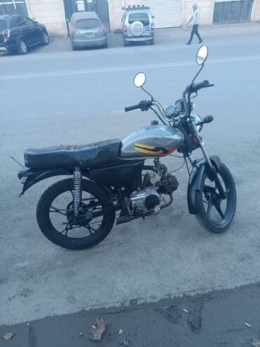 Şəhər və kənd yolları üçün praktik benzinli moped/motovel. Kompakt