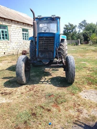 qazel yuk maşını: Mavi rəngli MTZ tipli təkərli traktor - Kabinəli, ön şüşə və yan — 1