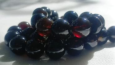 Qırmızı-qara kəhrəba (qatran effekti) muncuqlardan ibarət — 3