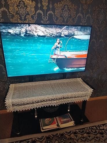 Düz TV altlığı, Polkalı, Şüşəli