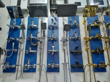 Müxtəlif üslubda və rəngdə çimmək üçün duş dəstləri. Bu dəstlərə