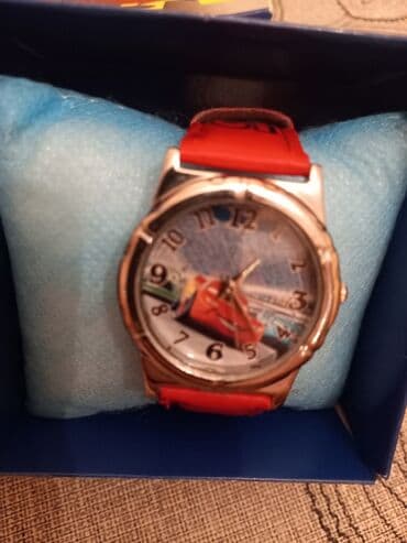 tünd qırmızı rənfli məktəbli forması: Uşaq saatı 3 manat. Qutuda — 3