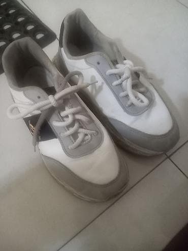 qizil qiymet: Ağ–boz rəng çalarlarında idman ayaqqabısı - Üst material: ağ — 1