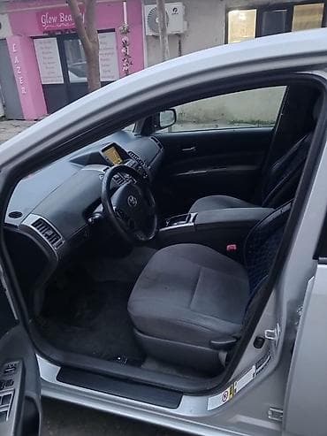 opel vectra a: Toyota Prius, gümüşü rəng, 5 qapılı liftbek. Hibrid benzin-elektrik — 4