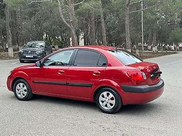 kia optima oluxanasi: Kia Rio sedan – qırmızı rəng, 4 qapı, kompakt şəhər avtomobili. - — 3