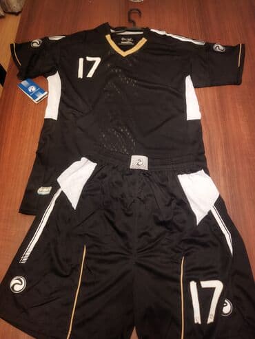 футбольная форма новая: Futbol oyunu dəsti.Yenidir etiketi üstündə.Yaxası üçbucaq formasında — 7