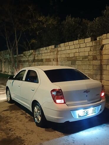 cobalt: Chevrolet Cobalt sedan – ağ rəng, 4 qapı, ön və arxa işıqlar tam — 3