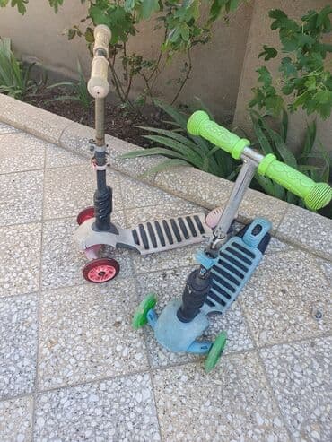 Çox dözümlü İki ədəd uşaq skuterləri. Birinin rəngi açıq mavi və