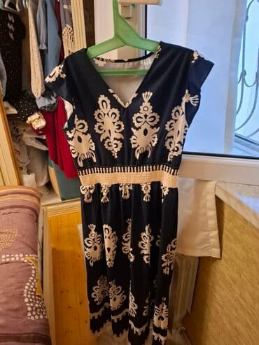 cicekli don: Ağ rəngdə, qara çiçək naxışlı, uzunqol qadın midi donu. Donun V — 5