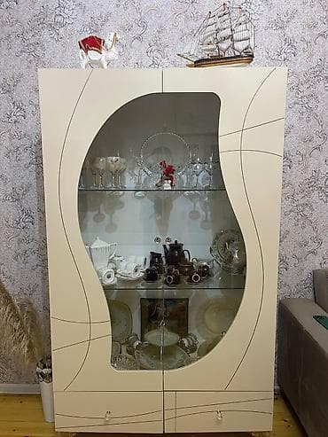 Şüşəli vitrin şkaf – klassik dizayn, əla vəziyyətdə. Klassik və zövqlü