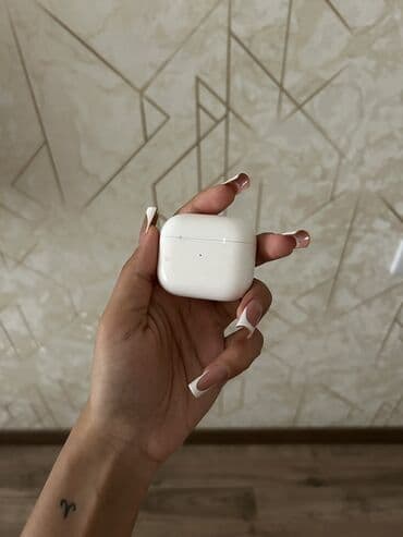 Airpods 3
Orginaldir, airpods 4 aldigim ucun satiram