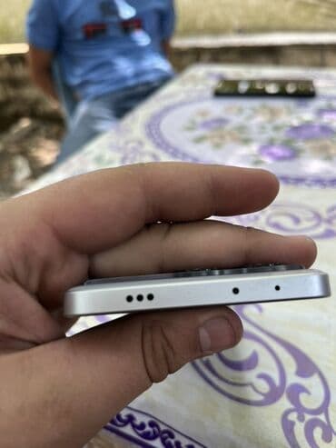 notbuk islenmis: Poco X6 pro 5G boz rəngli smartfon nazik dizayna və metal çərçivəyə — 3