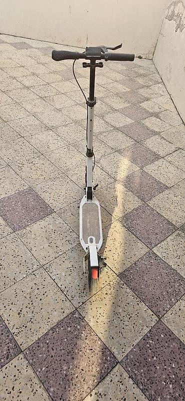Şəhər içi sürətli və rahat hərəkət üçün yığma mexanizmi olan skuter