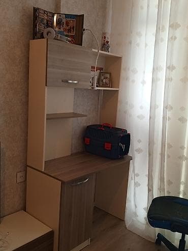 divan gəncə: Kompakt kompüter masası və rəfli iş guşəsi mebeli. Model həm yazı — 2