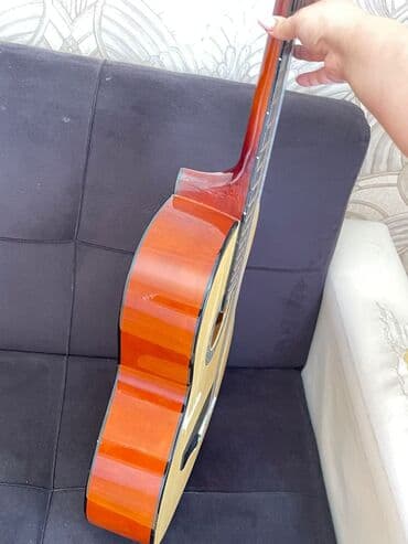 gitara almaq: 6 il once alinib ve 3 defe hec toxunulmuyub qalib evde yaxsi — 4