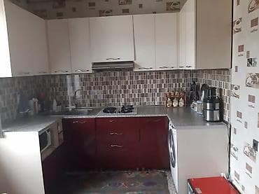 goycayda evler: - Geniş, daşla döşənmiş həyət: yaşıl ağaclar, gül kolları, hasarlı — 5