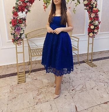 Mavi rəngli, krujeva detallı zərif qadın paltarı. - Model: midi — 2