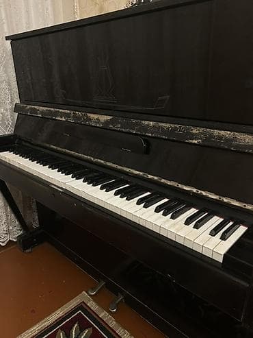ZAZ: Upright pianino – klassik qara korpuslu, iki pedal sistemi ilə. Tam — 2