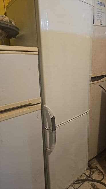 İki qapılı soyuducu - Rəng: ağ - Aşağıda dondurucu bölmə, yuxarıda