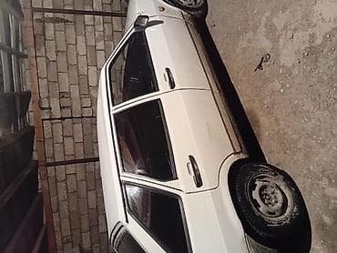 mercedes ayaqaltı: VAZ 2107 sedan – ağ rəngdə, klassik kuzov. Xüsusiyyətlər: - Kuzov: 4 — 2