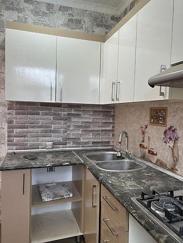 işlənmiş kuxna mebeli: Mətbəx mebeli dəsti - Üst və alt şkaflar: Parlaq ağ fasadlar, metal — 2