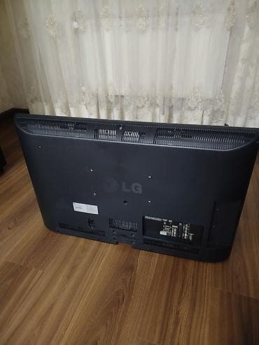 LG plazma televizor. Qara rəngli, geniş ekranlı modeldir. Ön hissədə — 2