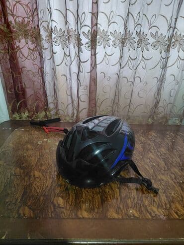 Velosiped dəbilqəsi - Rəng: qara, mavi detallarla; iç hissə qırmızı