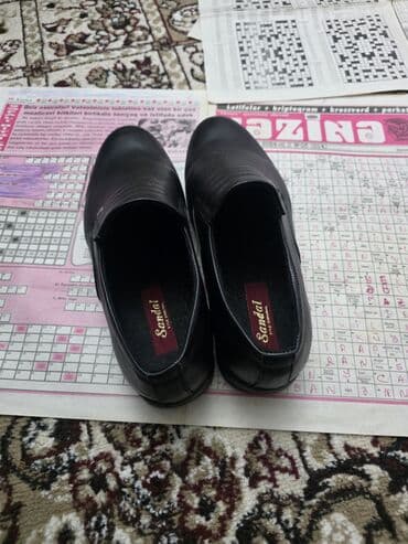 kisi botinkalari: Sandal brendi kişinin gündəlik/klassik slip-on ayaqqabıları . Ölçü — 4