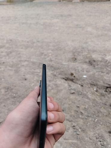 Smartfon – qara rəng, düz kənarlı korpus Xüsusiyyətlər: - Korpus