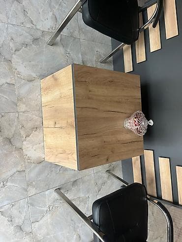 Ofis qonaq kreslosu – qara dərili - Model: metal karkaslı, 4 ayaqlı — 8
