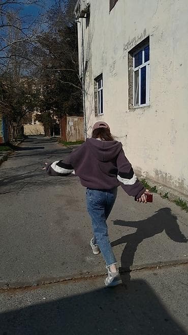 Cinslər: Mavi rəngdə olan cins şalvar Çox gözəl, dəbli şalvardır Qiyməti cəmi — 2