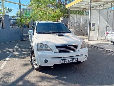 e 250 cdi: Ağ rəngli 5 qapılı yolsuzluq/SUV avtomobili. Xüsusiyyətlər: - Geniş — 4