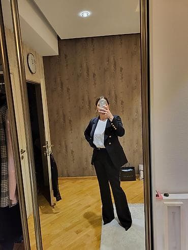 Qadın kostyumu – tünd mavi rəngli, ikiqat düyməli blazer və klassik