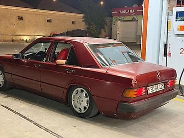 mersedes saat: Mercedes-Benz 190 (W201) sedan, tünd qırmızı rəng. - Kuzov: 4 qapı — 1