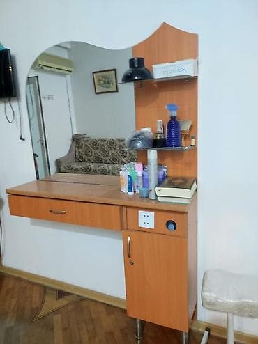 sac stolu: İşlənmiş, Saç kəsimi üçün masa, Güzgülü — 1
