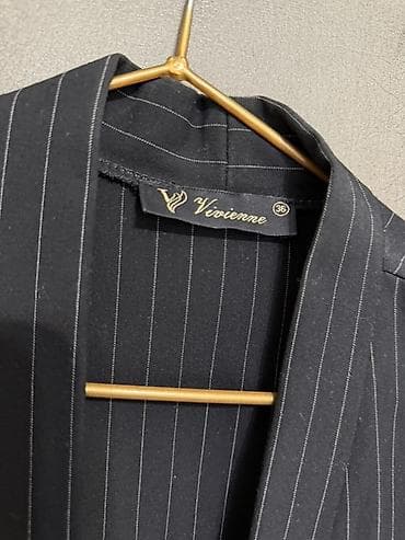 geyim desti: Vivienne qadın kostyum dəsti — qara rəngdə, incə ağ zolaqlı klassik — 2