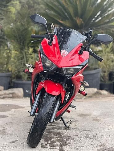 Qırmızı sport üslubunda motosiklet - Korpus: tam qaplama (full