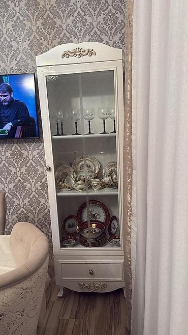 salon dolab: Yemək otağı üçün klassik üslubda mebel dəsti Tərkibi: - 2 ədəd vitrin — 2