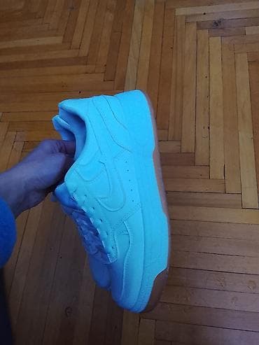 Kişi ayaqqabısı :
2,3dəfə geyinilib. yeni kimdiir 40razmer — 3