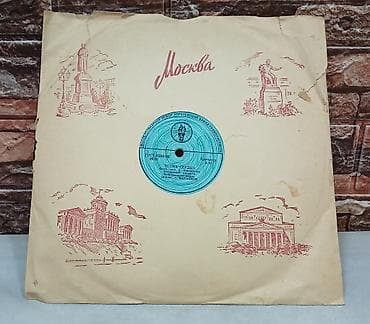 SSRI dövründən qalma vinil plastinkalar. 26 ədəddir (8 ədəd böyük, 12 — 8