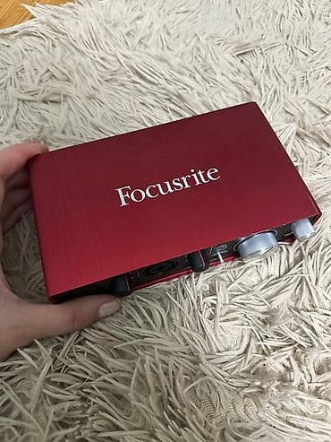 gitara tornado: Focusrite Scarlett 2i2 USB audio interfeysi - İki ədəd kombi XLR/TRS — 1