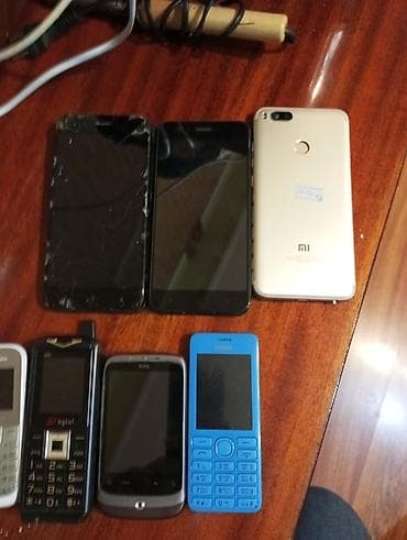 Müxtəlif model mobil telefonlar dəsti - Üst sıra: - 2 ədəd sensorlu