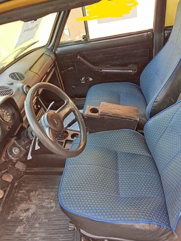 maşınlar avtomobil: VAZ 2106 sedan - Kuzov: klassik 4 qapılı sedan, sarı rəng. - Mühərrik — 10