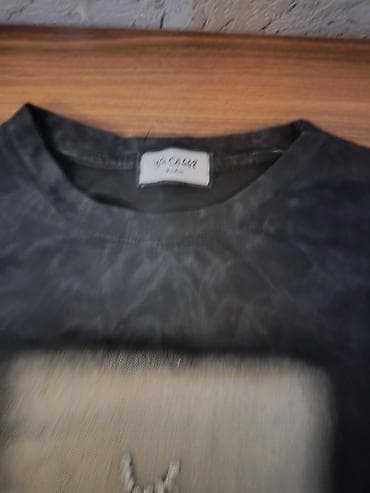 Qara qısa t‑şört - Ön hissədə “Yves Saint Laurent” yazılı və daş — 2