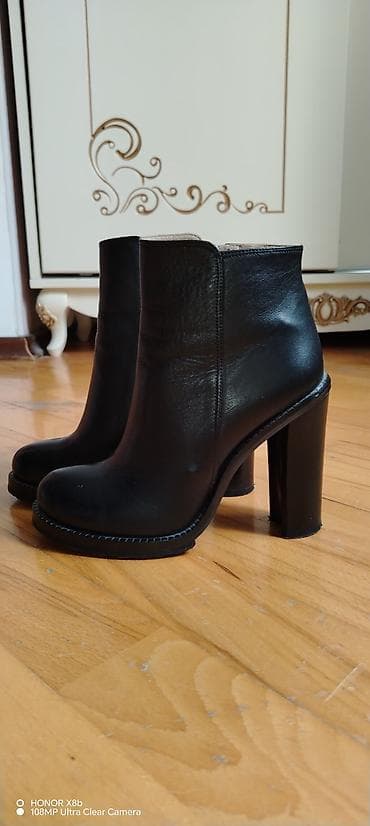 Qadınlar üçün qara qısa çəkmələr - Model: zəncirli aksessuar olmadan