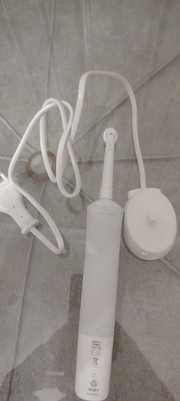 iphone 8 ucuz: Oral-B Braun markalı elektrikli diş fırçası. Dəstə ağ rəngli, nöqtəli — 3