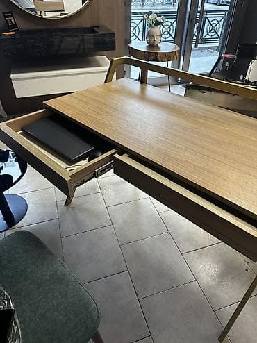 Laminat və metaldan hazırlanıb. eni 140 dərinlik 60 gündürlük 80sm — 2
